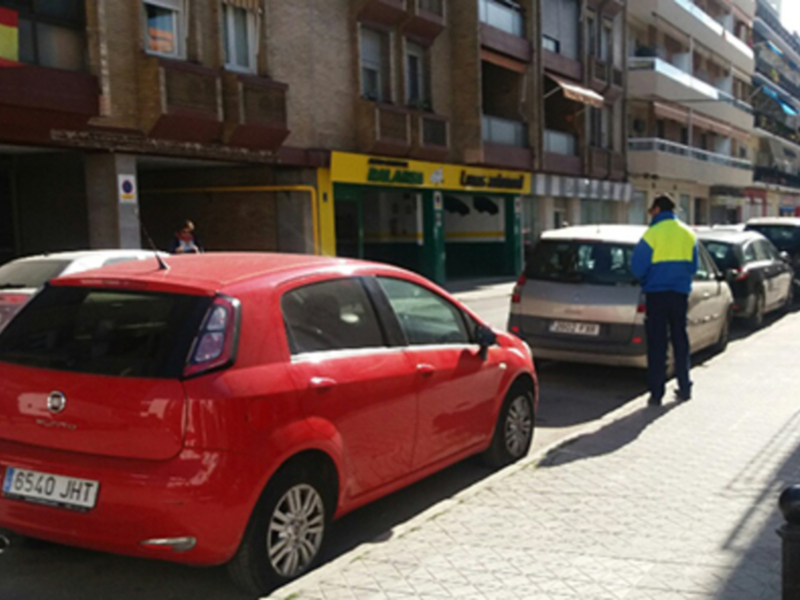Vecinos multados en Los Remedios por aparcar en la calle Arcos en Zona Azul.