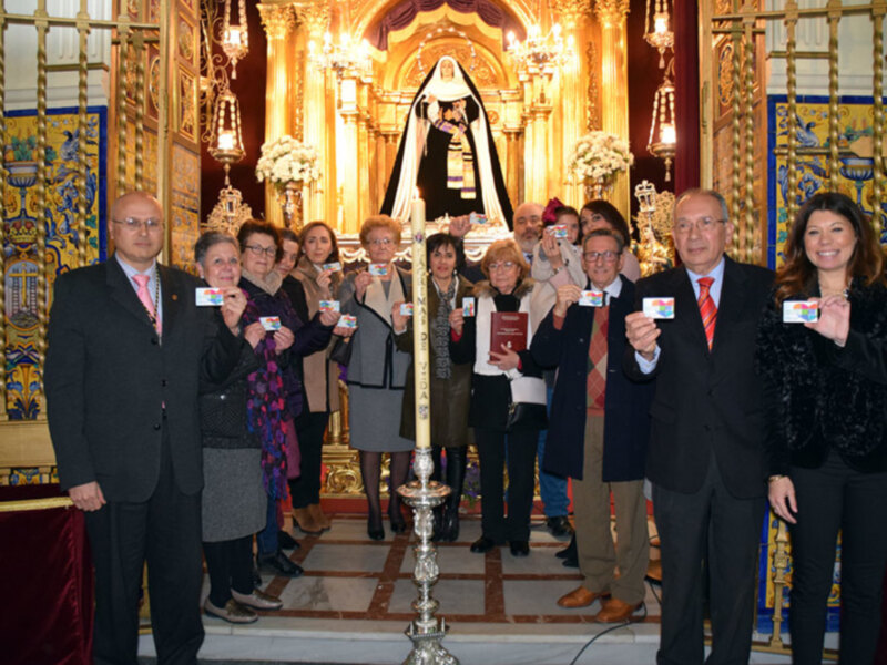 Fundición del cirio en honor a los donantes de órganos en la Hermandad de la Soledad de  Alcalá del Río