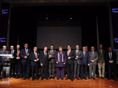 La Fundación Cajasol reconoce la labor social y cultural de las personas y entidades vinculadas con la Semana Santa de Sevilla con sus Premios “Gota a