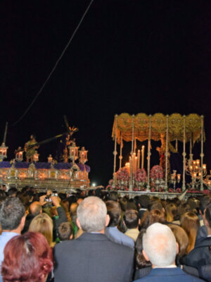 Todo un pueblo a los pies del Nazareno de Alcalá del Río