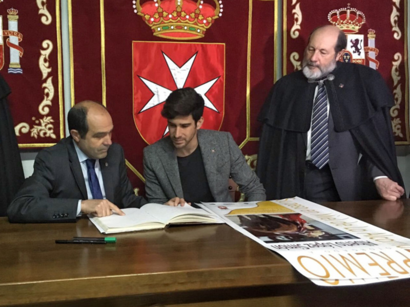 López Simón recibe el premio "Su peso en Miel de la Alcarria"