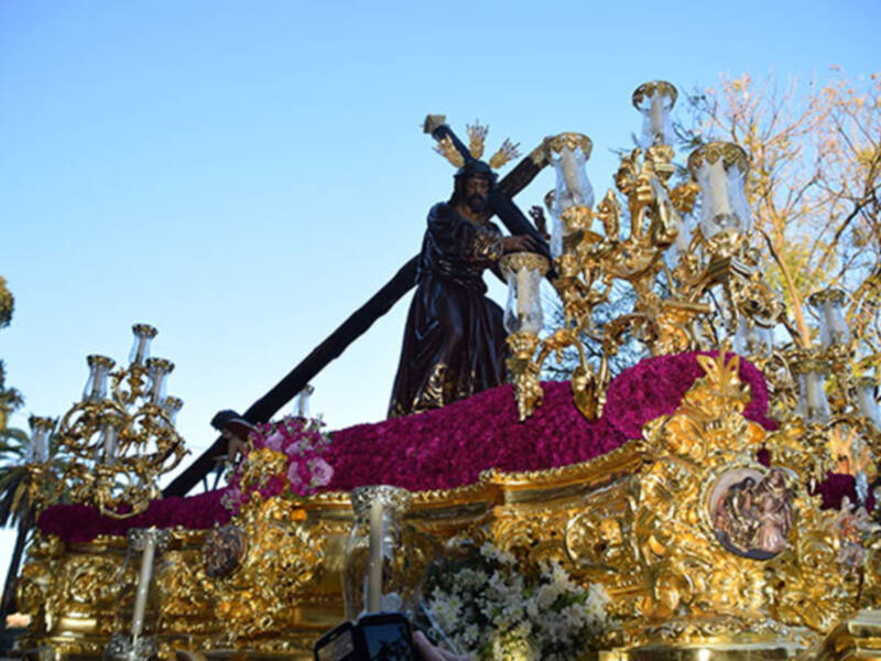 La hermandad de la Candelaria se caracteriza por el tránsito de la cofradía por los Jardines de Murillo.