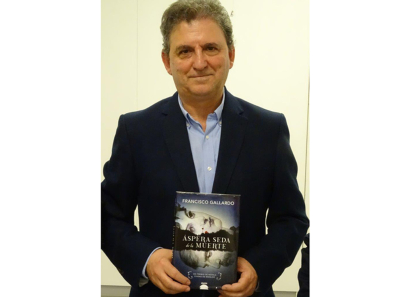 Feria del Libro en la caseta de "El Gusanito Lector", maravillosa librería de la calle Feria, donde además Esperanza Alcaide y Paca Vazquez Beltran