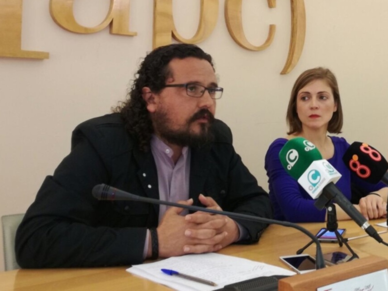 Macías critica que la “falta de planificación y coordinación” entre Gobierno y Junta puede perjudicar la temporada estival de la costa noroeste