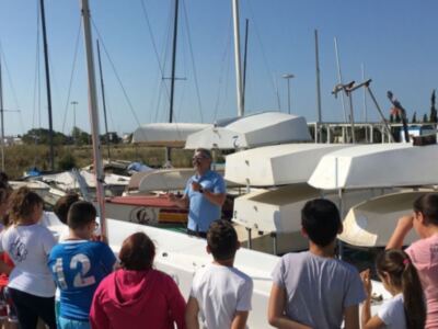 Más de 700 alumnos de Chipiona se acercan desde hoy a los deportes náuticos a través del programa municipal de vela escolar