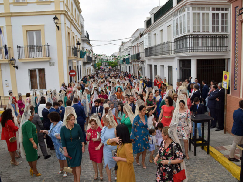 Solemne Función Principal de Instituto, y paseo de mantillas de la Hermandad de la Vera-cruz de Alcalá del  Río.