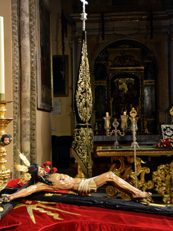 La Iglesia Parroquial de Santa María de la Asunción acogió el Besapies y Besamanos de los titulares de Vera-cruz de Alcalá del Río.