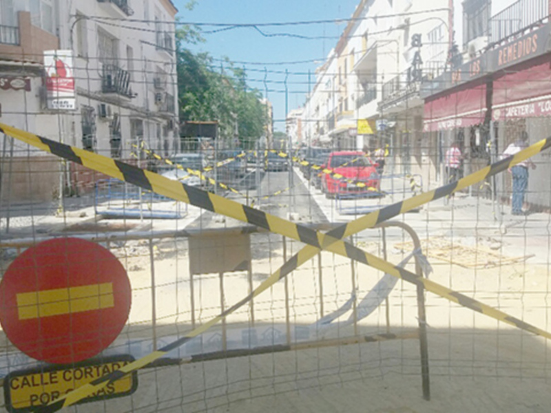 Sigue cerrado al tráfico un tramo de la calle Niebla aunque se puede estacionar