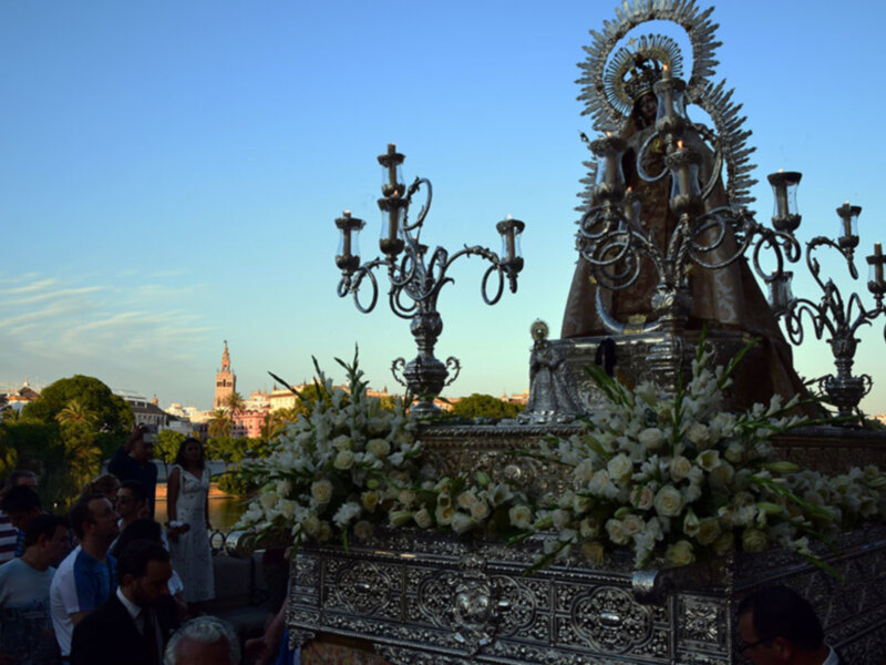 La Virgen del Carmen de Triana procesionó por el arrabal trianero.