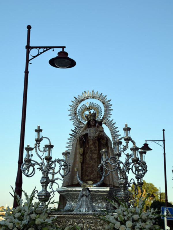 La Virgen del Carmen de Santa Ana procesionó por última vez por el río Guadalquivir en 1961
