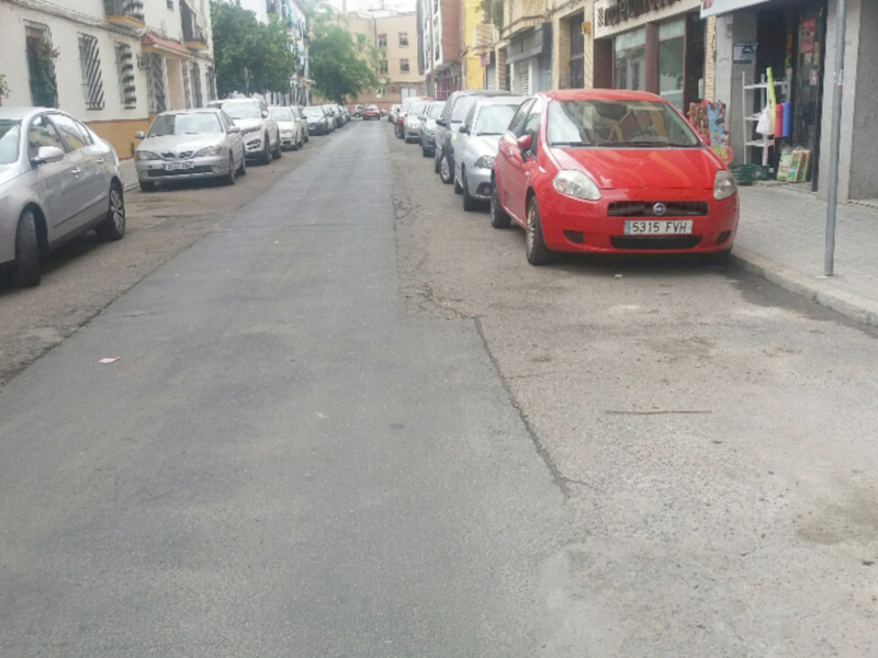 Urge reparar los baches y el asfalto de la calle Miño en Los Remedios.