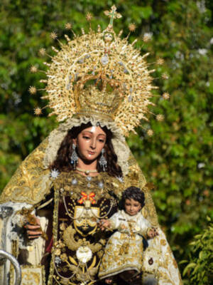 La Virgen del Carmen pasea su hermosura por el barrio de las Huertas.