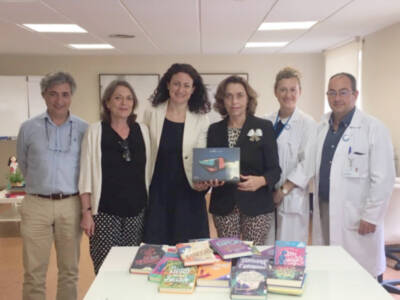 La Fundación José Manuel Lara dona material de lectura al Hospital Infantil de Sevilla