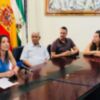 Isabel Jurado recibe a las niñas saharauis que este año pasan el verano con familias de Chipiona gracias al programa Vacaciones en Paz