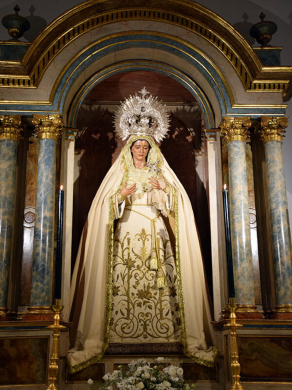 La madre de Dios vestida de blanco en el tiempo estival.