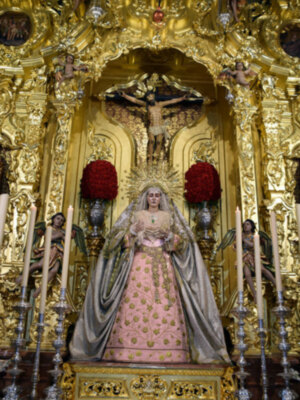 Virgen ataviada con ropa en tiempo estival.