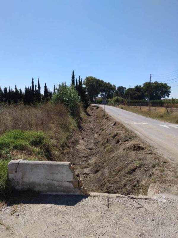 El Ayuntamiento de Chipiona limpia arroyos y cunetas para preparar la zona rural de cara a las lluvias de otoño