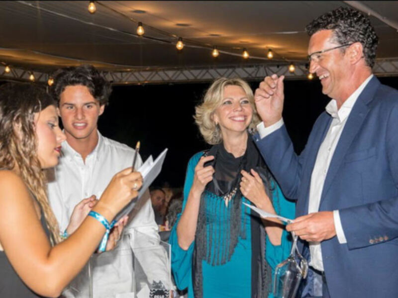 Marina Bernal y Raul Perez presentaron con exito La cena solidaria 'Atlántica' en Costa Ballena