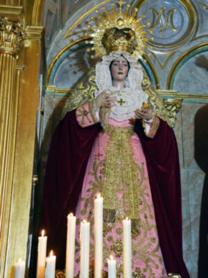 La Virgen  de la Esperanza Ilipense vestida en tiempo estival.