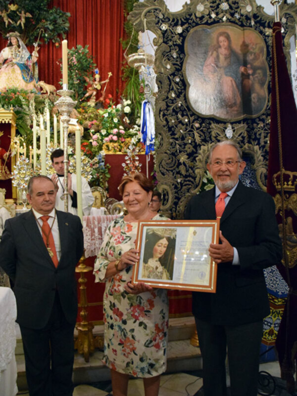 La familia Fernández Santizo recibió la medalla de oro de la primitiva hermandad de la Pastora de Santa Marina.