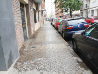 La falta de higiene en acerados obliga a los ciudadanos a limpiar los acerados con sus propios medios