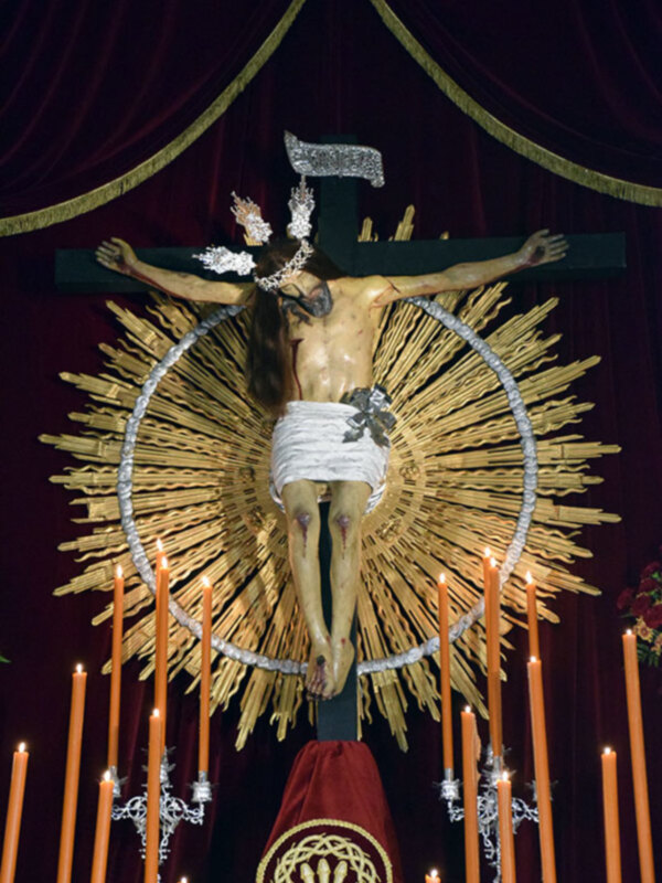 La Hermandad de la Soledad de Alcalá del Río celebra el Quinario del Señor Yacente.