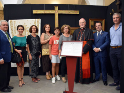 El Cardenal Amigo Vallejo inauguró la exposición “Iuxta Crucen” en la Hermandad de la Vera-cruz de Sevilla.