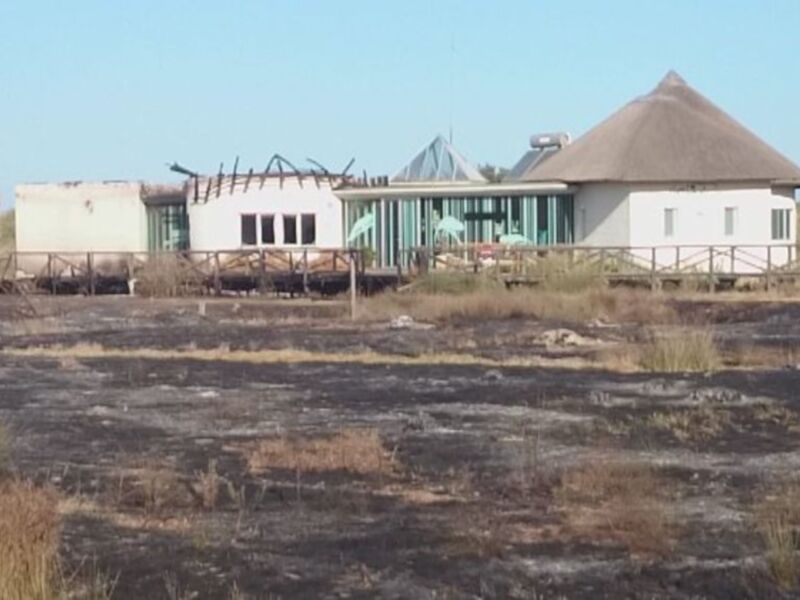 El incendio en el cordón dunar arrasa 5000 m2 y el Centro de interpretación de la naturaleza y el litoral 'El Camaleón'