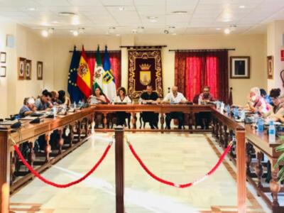 El pleno acuerda solicitar a la delegación territorial de educación que inicie los trámites para reparar los daños del incendio en el colegio Lapachar