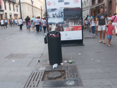La limpieza y recogida de residuos desbordada en el centro de Sevilla el Día de la Hispanidad.