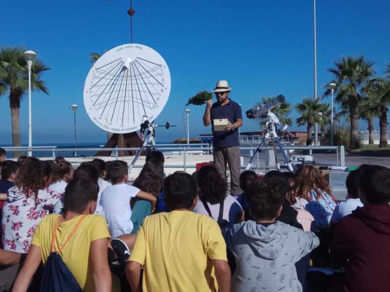 Escolares de Chipiona participan en una actividad de observación solar con el Aula del Cielo