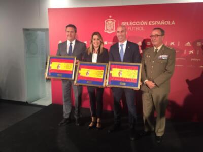 Entrega de Banderas por parte del Jefe de la Fuerza Terrestre a la Presidenta de la Junta de Andalucía, al Alcalde de Sevilla y al Presidente FEF