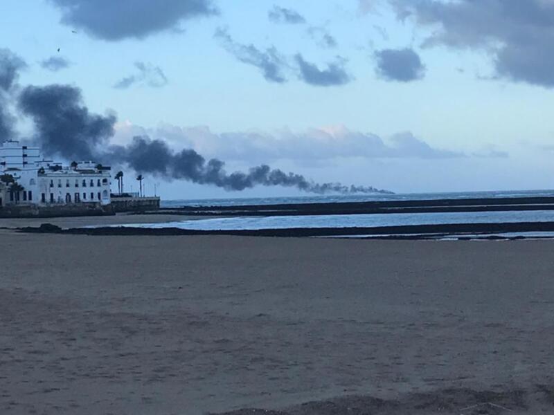 Rescatados los cuatro tripulantes de una embarcación incendiada frente a la costa chipionera