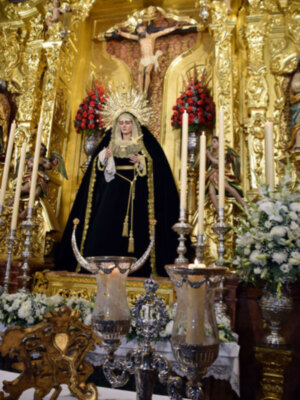 La Virgen de las Angustias de Alcalá del Rio sorprende vestida de luto