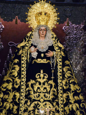 La tradición de vestir a la Macarena de luto en el mes de los difuntos.