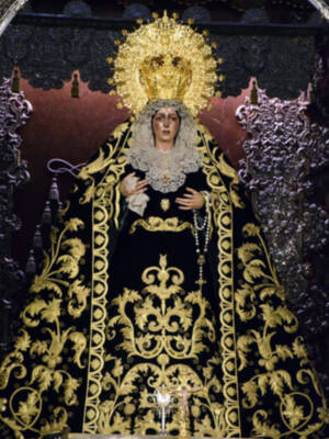 Como cada año las imágenes sevillanas se visten de luto por la fiesta de Todos los Difuntos.