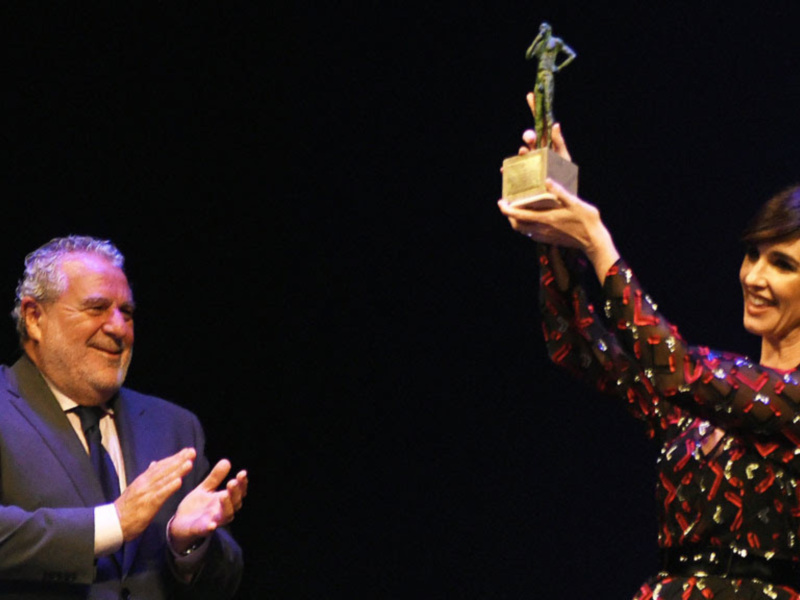 Una emocionada y agradecida Paz Vega recibe de Canal Sur el Premio a la Trayectoria en el Festival de Sevilla