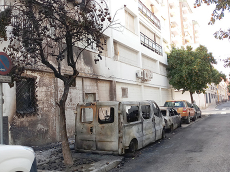 Un importante incendio en la calle Virgen del Monte y calle Niebla, causa importantes daños materiales.