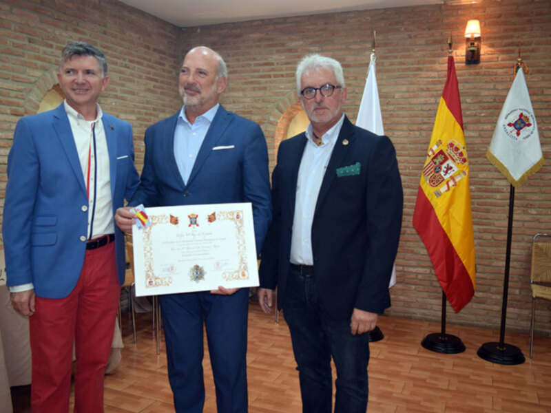 Ricardo Gil Toresano recibió el diploma de caballero comendador de la mano del presidente regional de Andalucía Juan José Martín López.