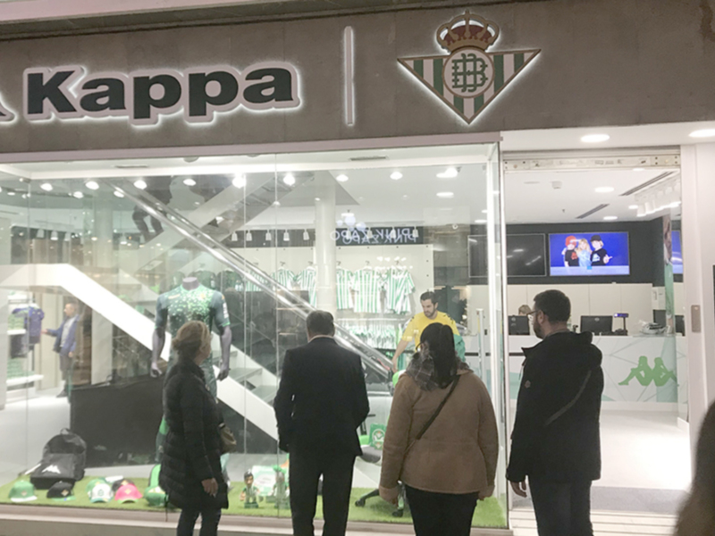 La firma deportiva KAPPA y el Real Betis Balompié abren tienda en calle Sierpes