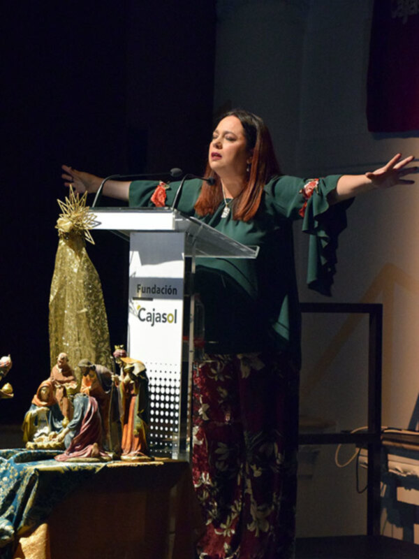 La Periodista y escritora linense Susana Herrera pregonó la Navidad en el  Teatro de la Fundación de la Cajasol.