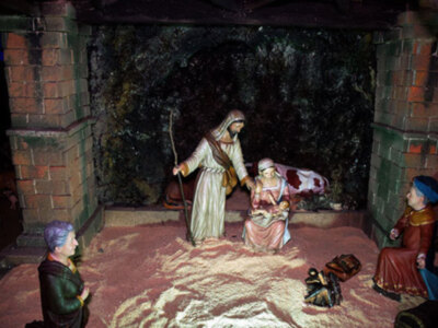 La Hermandad de la Vera-cruz Ilipense realiza la representación del Nacimiento del Hijo de Dios.