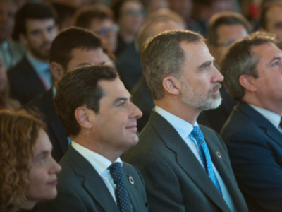 El Rey y el alcalde de Sevilla ofician el inicio de la conmemoración de la primera vuelta al mundo desde el II Foro de Gobiernos Locales
