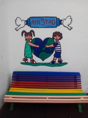 Los colegios de Chipiona estrenan bancos de la amistad en el Día de la paz y la no violencia