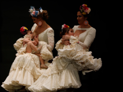 Madres dando el pecho a sus hijos sobre la pasarela de SIMOF 2019