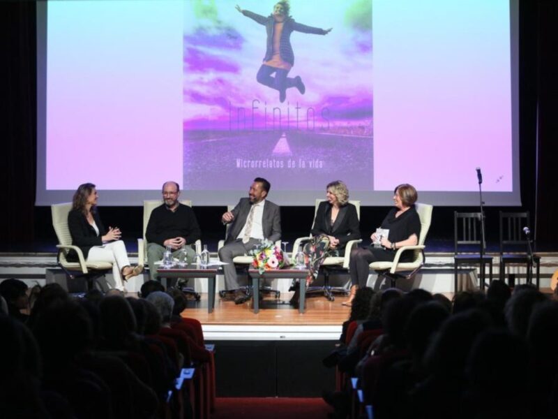 Emotiva presentación del libro ‘Anónimos infinitos’,de Marina Bernal, con lleno absoluto de mas de 300 personas en Sevilla