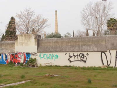 El muro este del monasterio de Santa María de las Cuevas (declarado Bien de Interés Cultural), vandalizado.