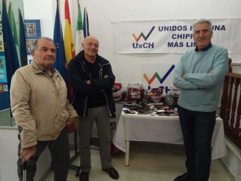 Unidos por Chipiona hace entrega al CANS de los teléfonos móviles en desuso recogidos hasta ahora en su campaña