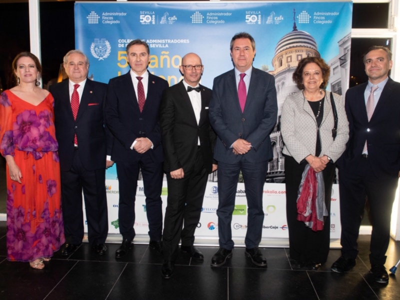 Los Administradores de Fincas reconocen a Sevilla  con la Medalla de Oro de la corporación y al alcalde,  Juan Espadas, como primer Administrador de l