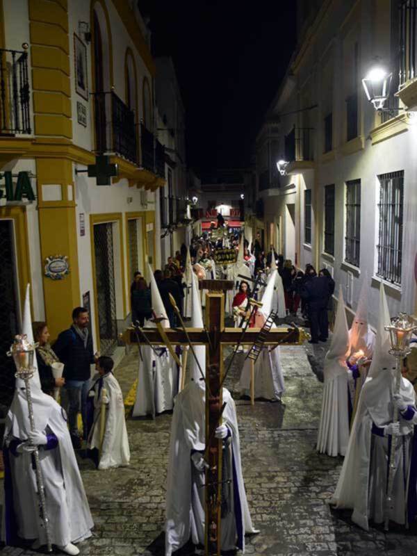 El Miércoles Santo estrenó el cielo panza de burra en Alcalá del Río